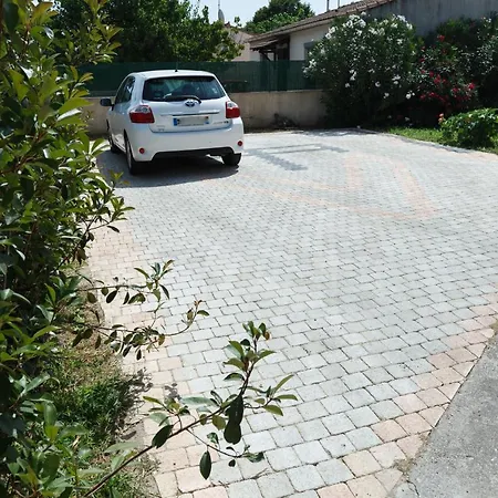 Les Du Triangle - D'hotes Frühstückspension 3*